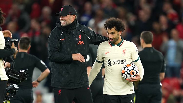 Nach seinen drei Toren gegen Manchester United wurde Salah von Trainer Jürgen Klopp geherzt - und wollte den Spielball gar nicht mehr hergeben.