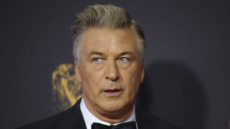 Der geschockte Alec Baldwin hat sich nach dem tragischen Unglück aus der Öffentlichkeit zurückgezogen.