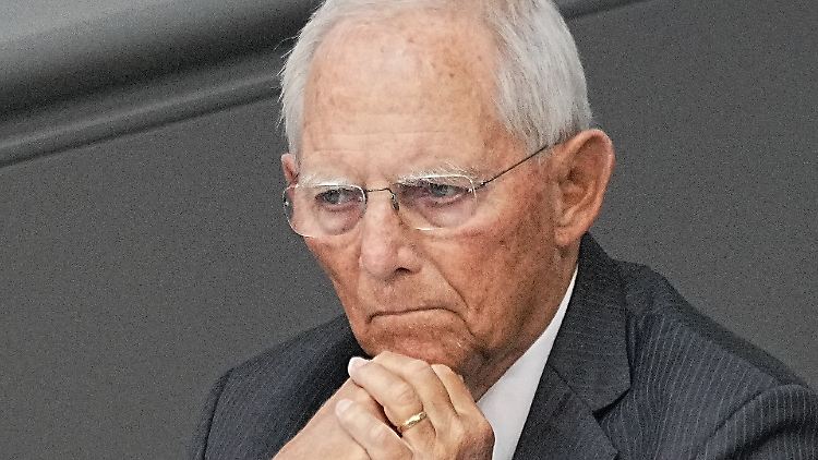 2017 wählte der Bundestag Wolfgang Schäuble zum Parlamentspräsidenten. Er hätte das Amt gern weiter ausgeübt. "Ich bin darüber, was ich jetzt mache, völlig mit mir im Reinen, ich mache es sehr gern", sagte er vor der Bundestagswahl der "Neuen Osnabrücker Zeitung". "Und über das, was kommt, entscheiden zunächst die Wählerinnen und Wähler."