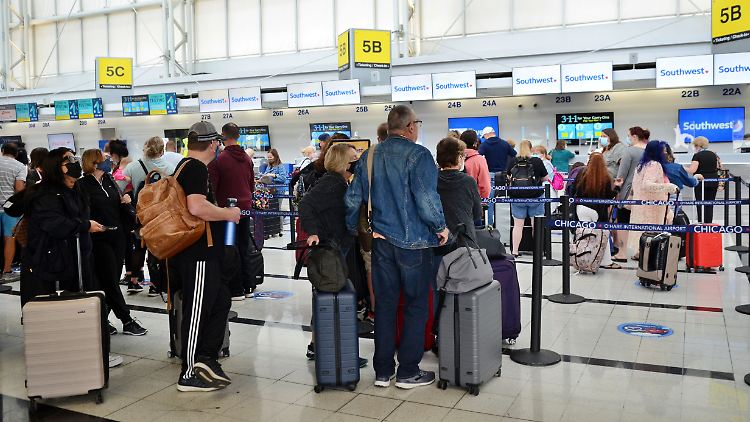 Die Fluggesellschaften müssen dem Weißen Haus zufolge Informationen von Passagieren zur Kontaktverfolgung aufbewahren.