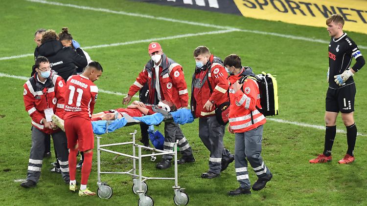 Felix Götze musste in Duisburg nach langer Behandlung vom Platz gebracht werden.