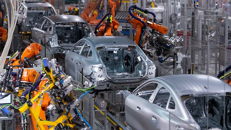 Das knappe Angebot an fertig gestellten Neuwagen erhöht für die Verbraucher die Preise.