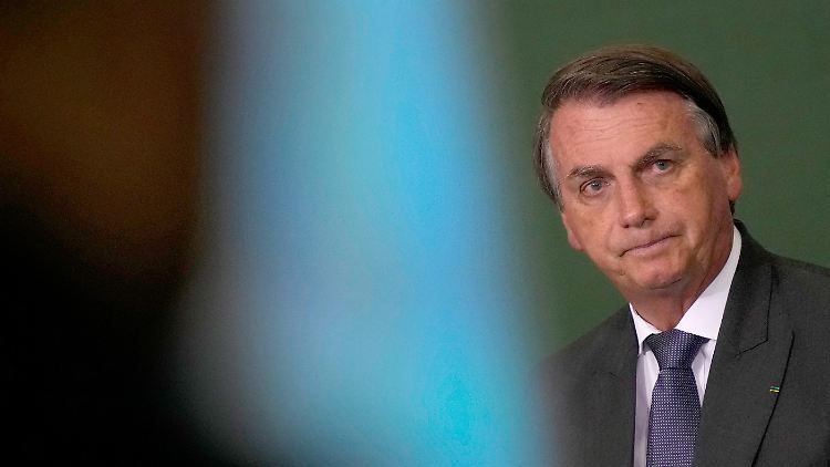 Brasiliens Präsident Bolsonaro ätzt schon lange gegen Vakzine - nun hat er es aus Sicht zweier sozialer Netzwerke zu weit getrieben.