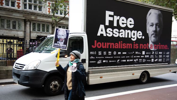 Vor dem Londoner Gericht demonstrieren Unterstützer von Julian Assange für seine Freilassung.