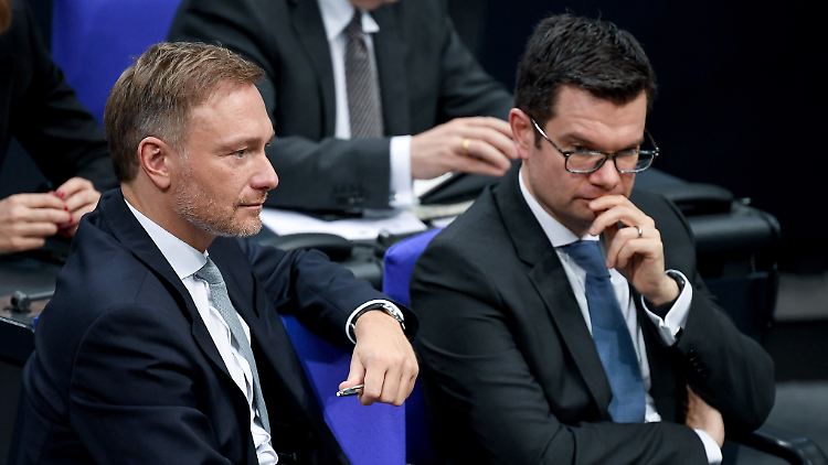 "Wir würden gerne auch in der Mitte sitzen", sagt der parlamentarische Geschäftsführer der FDP-Fraktion, Marco Buschmann (r.).