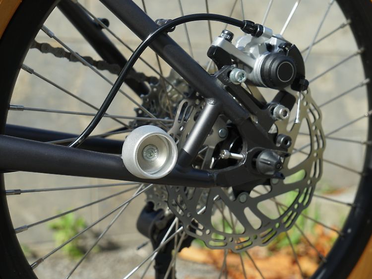 Scheibenbremsen gehören zur DNA eines Gravel-Bikes. Am Vello kommt die mechanische Variante zum Zuge, die gegenüber hydraulischen Lösungen mehr Handkraft erfordert.