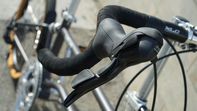 Merkmal eines jeden Gravelbikes: der Rennlenker. Über den Bremsgriff lässt sich auch die Kettenschaltung bedienen.