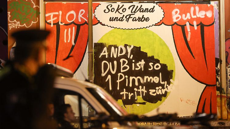 Das Plakat an der Roten Flora in Hamburg wurde von der Polizei zweimal übermalt - und von Unbekannten wieder beschrieben. Nach Rücksprache mit der Staatsanwaltschaft will man es nun stehen lassen.