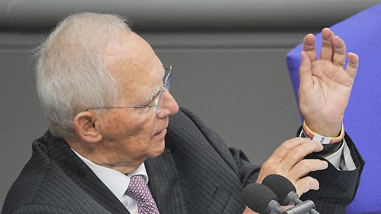 Wolfgang Schäuble bezeichnete es als Irrtum, dass gesellschaftliche Gruppen nur durch ihre eigenen Angehörigen vertreten werden könnten.