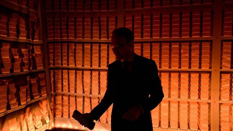 In der Rolle des Stabilitätswächters: Weidmann vor Bundesbank-Goldbarren (als Motiv auf einem Vorhang).