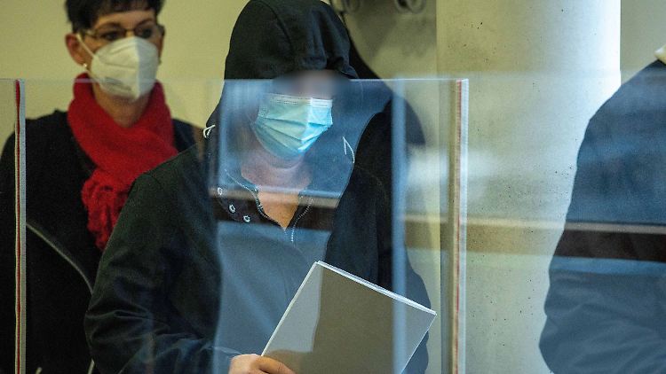 Die 52-jährige Angeklagte berichtete von zwei Suizidversuchen und Psychiatrieaufenthalten.