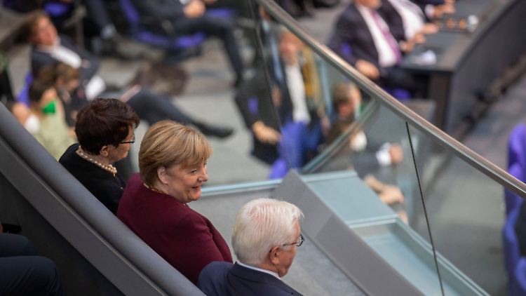 Nur noch Gast im Parlament: die scheidende Bundeskanzlerin Angela Merkel auf der Tribüne mit Bundespräsident Frank-Walter Steinmeier