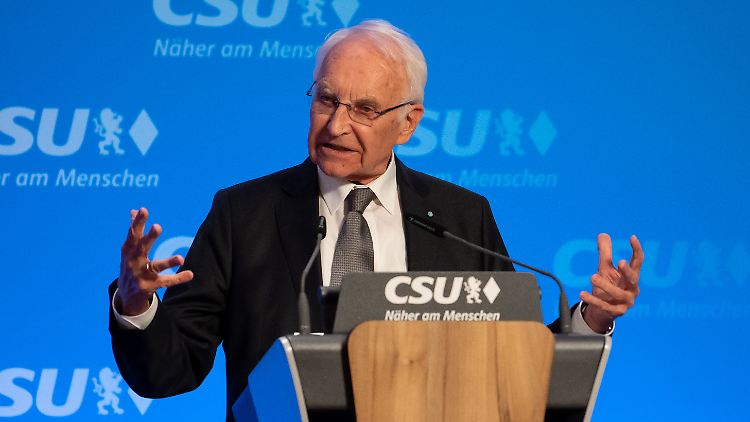 Nach Angaben seines Sprechers hat Edmund Stoiber "ganz leichte Symptome".