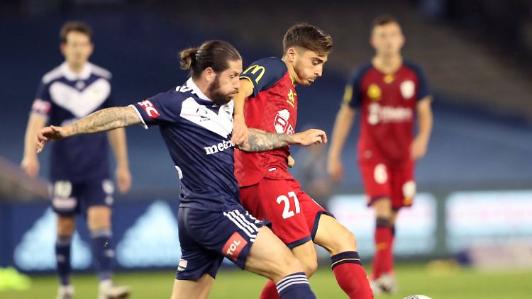Josh Cavallo (r.) beim Spiel Melbourne Victory gegen Adelaide United. 
