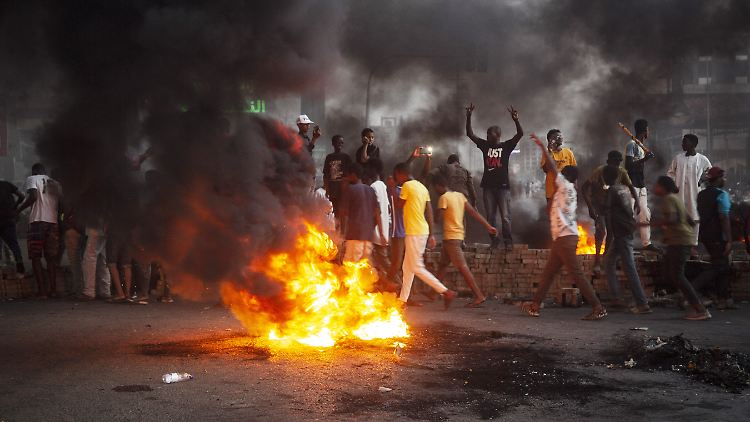 In der Hauptstadt Khartum und anderen sudanesischen Städten protestierten tausende Menschen erneut gegen die Absetzung der Regierung.