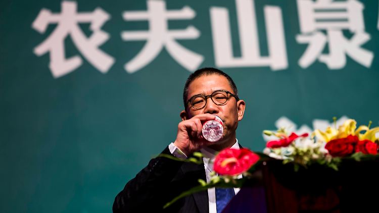 Chinas neuer reichster Mann, Zhong Shanshan, hat sein Vermögen mit Mineralwasser gemacht.