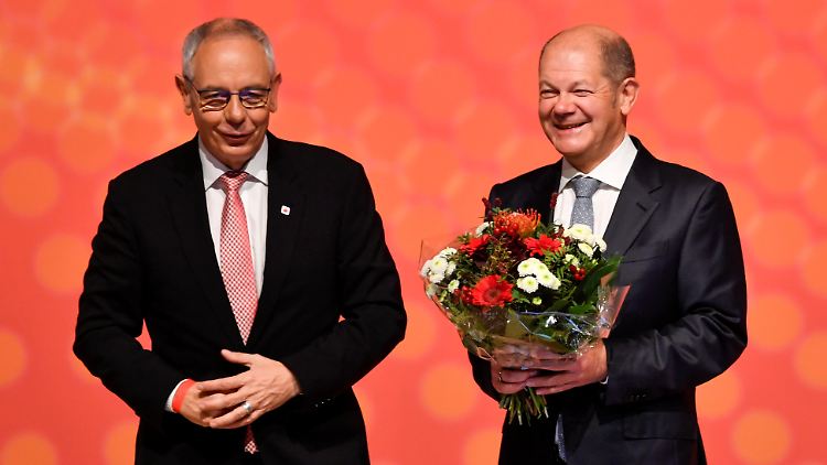 Ein gelöster Scholz mit Blümchen und Gewerkschaftsführer Michael Vassiliadis. 
