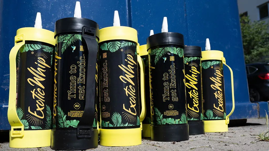 Leere-Lachgasbehaelter-stehen-an-einer-Strasse-Die-Droge-gilt-als-cool