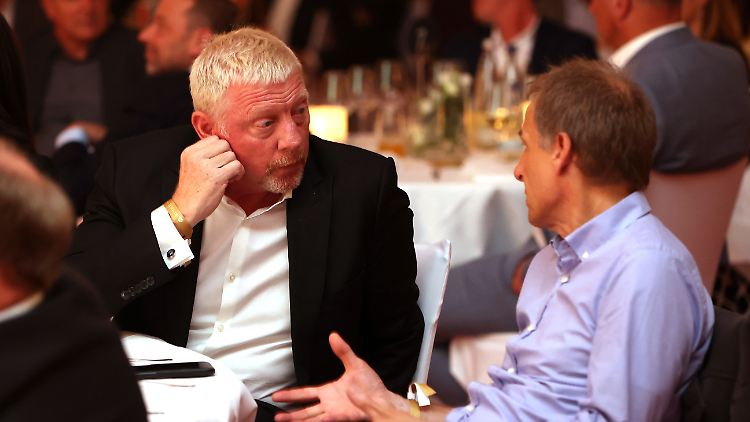 Becker im Gespräch mit Jürgen Klinsmann.