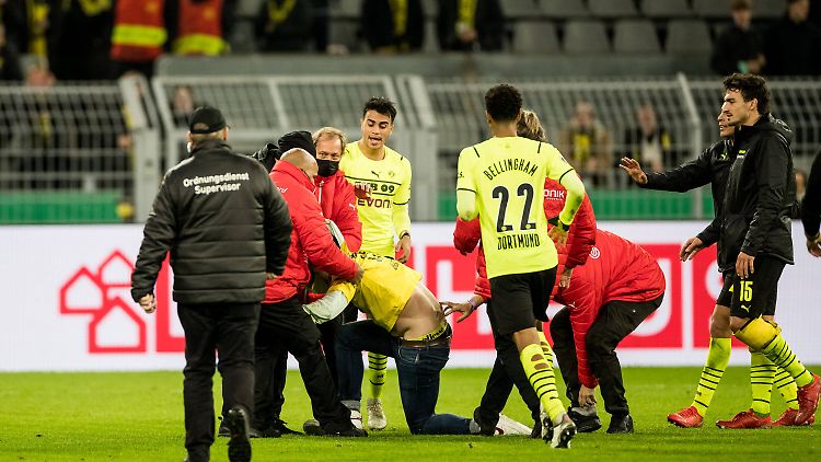 Flitzer beim DFB-Pokalspiel von Borussia Dortmund gegen den FC Ingolstadt am 25. Oktober.