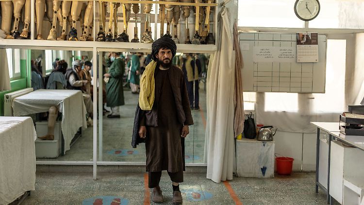 Verwundete Taliban-Veteranen und Zivilisten besuchen derzeit gemeinsam die Reha. Der Verteidigungsminister ruft frühere Feinde auf, sich jetzt die Hände zu reichen.