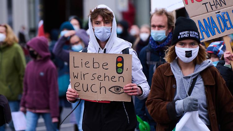 Diese Aussage auf einem Schild bei einer Klimademonstration am vergangenen Freitag stimmt nicht ganz: Bei ihren Verhandlungen zeigen sich die Ampel-Unterhändler derzeit nicht.