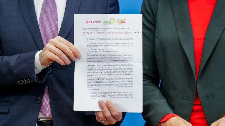 FDP-Fraktionsgeschäftsführer Marco Buschmann zeigt das zweiseitige Eckpunktepapier von SPD, Grünen und FDP. Der Gesetzentwurf soll nach Möglichkeit fraktionsübergreifend und mit Unterstützung des Bundesgesundheitsministeriums entstehen.