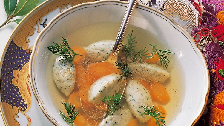 Wärmt, ist gesund und gefällt auch denen, die sonst nicht so auf Fisch stehen: Hechtklößchen schwimmen auch in der Suppe.