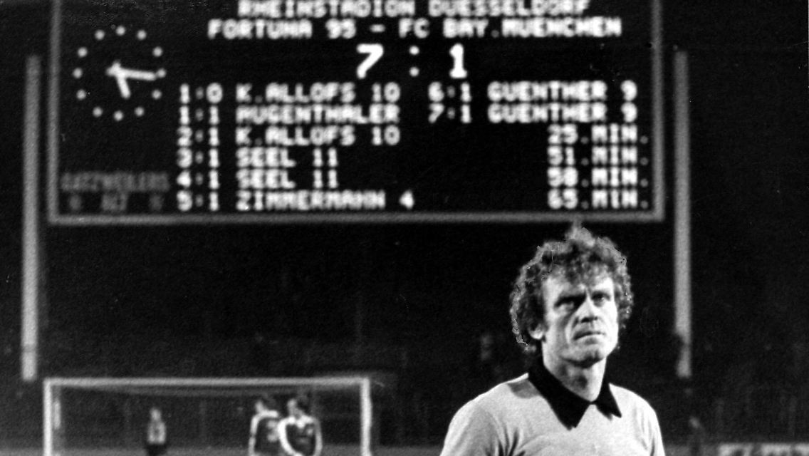 Wenig besser läuft es auch 9. Dezember 1978, wie die Anzeigetafel zeigt. Auch wenn Sepp Maier es mit Wegschauen versucht, steht es ...