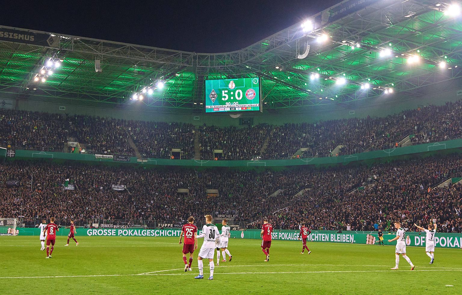 Rekordsieger Bayern München ist in der zweiten Runde des DFB-Pokals bei Borussia Mönchengladbach mit 0:5 (0:3) unter die Räder gekommen. 