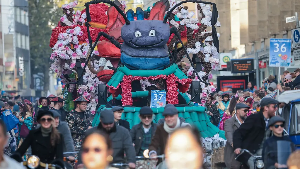 Geschmueckte-Festwagen-fahren-beim-Freimarktsumzug-in-Bremen-durch-die-Stadt
