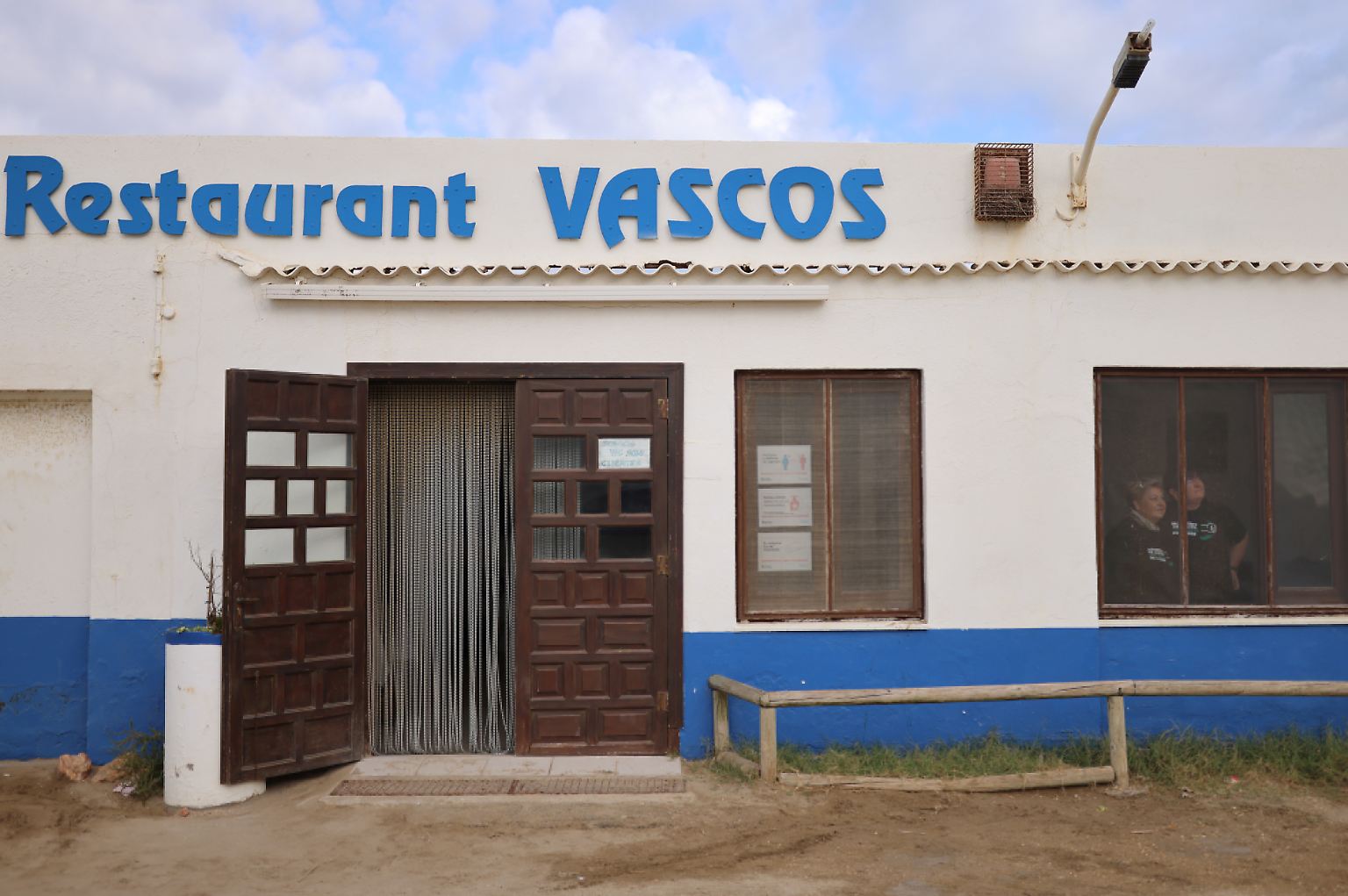 Jedes Mal, wenn ihr Dorf im Nordosten Spaniens von einem Sturm heimgesucht wird, fürchten Marcela und Maria Cinta Otamendi, dass ihr Restaurant und ihre Reisfelder diesmal vom Meer verschluckt werden könnten.