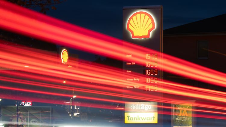 Shell muss alle seine Emissionen, einschließlich der aus der Verbrennung seiner Produkte, bis 2030 um 45 Prozent reduzieren.