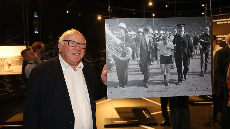 Uwe Seeler ist einer der größten deutschen Fußballer aller Zeiten.