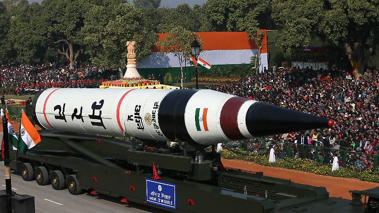 Eine Rakete des Typs "Agni-5" bei einer Militärparade im Jahr 2013. Sie kann mit Atomsprengköpfen bestückt werden.