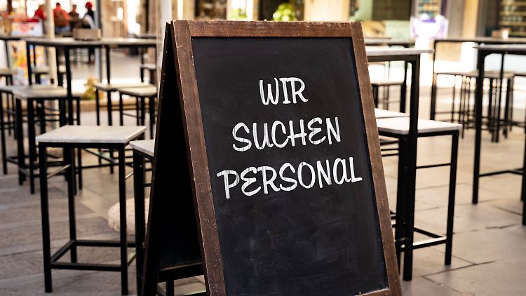 "Die Folgen der Corona-Krise auf dem Arbeitsmarkt sind zwar noch sichtbar, werden aber kleiner", sagte der Vorstandschef der Bundesagentur, Detlef Scheele.