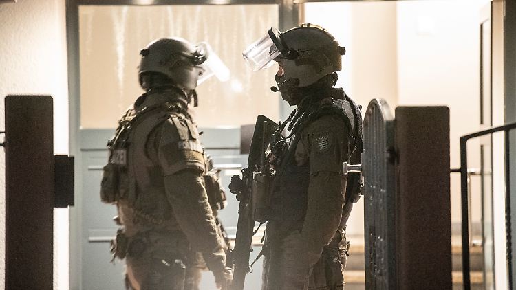 Die Festnahmen erfolgten wegen Handels mit Rauschgift und Kriegswaffen.