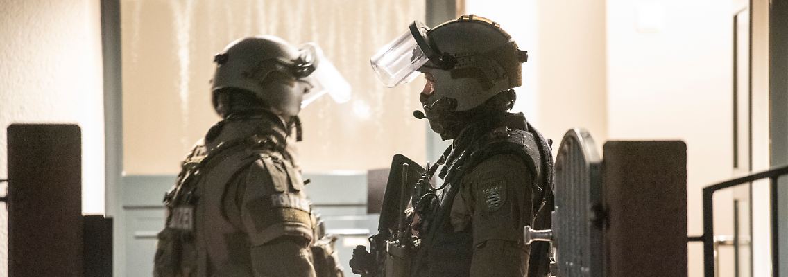 Die Festnahmen erfolgten wegen Handels mit Rauschgift und Kriegswaffen.