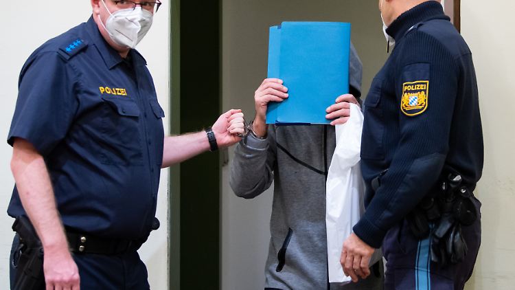 Die Staatsanwaltschaft wirft dem 66-Jährigen Mord durch Unterlassen und Körperverletzung vor.