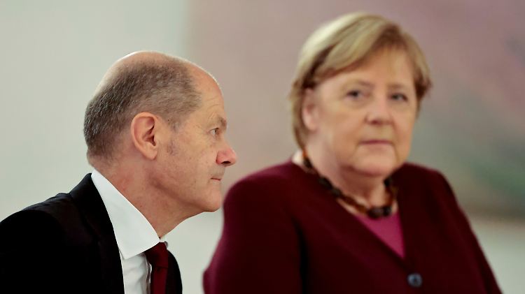 Noch-Vizekanzler Scholz und Noch-Kanzlerin Merkel sind offenbar an einem sanften Übergang interessiert.