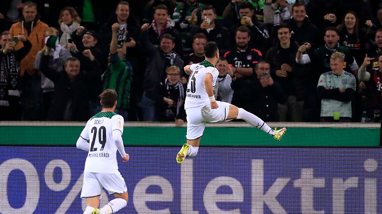 Hoch springen und hoch gewinnen: Gladbach gegen Bayern.  