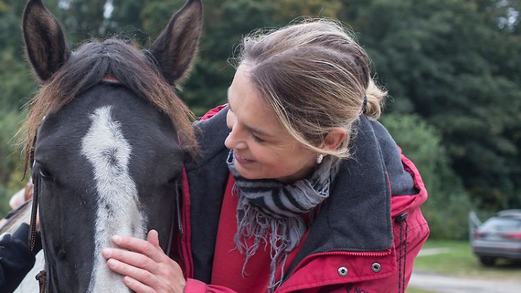 Hilfreiche Tiertherapie. Carola A. verabschiedet sich nach der Therapiestunde von dem Pferd.