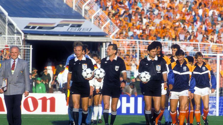 Ion Craciunescu war 1988 beim EM-Halbfinale zwischen Deutschland und den Niederlanden Linienrichter.
