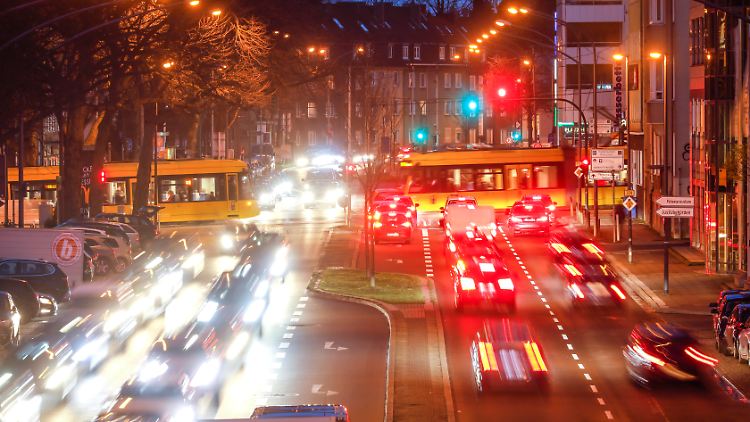 Der Verkehr gehört zu den größten CO2-Emittenten. Wirtschaftsweise Grimm sieht Reformbedarf. 