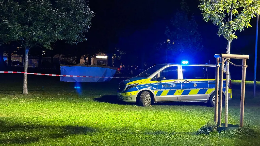 Ein-Polizeiauto-steht-neben-einer-Absperrung-im-Lutherpark-in-Witten