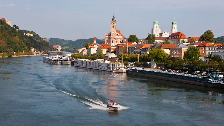 Die Passagiere wurden von Wien zurück nach Passau gebracht - getrennt in Erkrankte und Gesunde.
