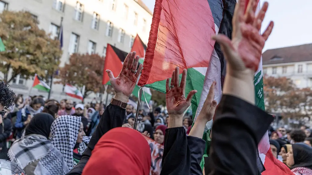 Am-Hermannplatz-in-Neukoelln-draengten-sich-die-Teilnehmer-einer-Demonstration-die-gegen-die-Krieg-in-Gaza-demonstrieren-wollten