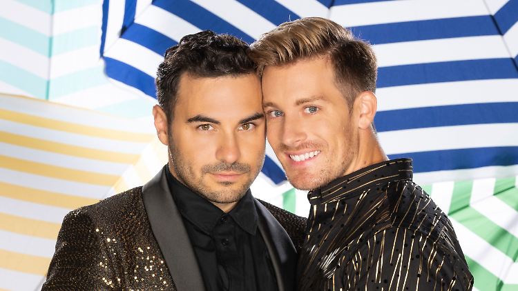 Freuen sich über den Sieg im "Sommerhaus der Stars": Lars Steinhöfel und sein Partner Dominik Schmitt  (RTL)