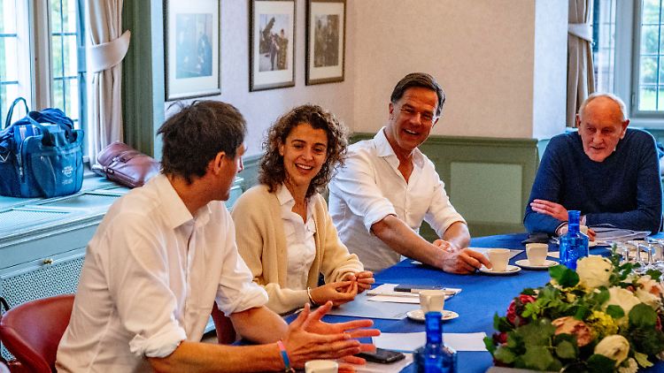Gute Stimmung am Verhandlungstisch: Mark Rutte möchte auch die neue Regierung in den Niederlanden anführen. Bis zu einem Koalitionsvertrag kann es aber noch dauern.