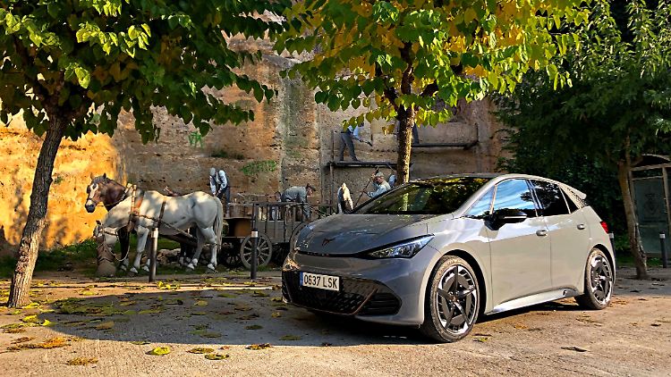 Es wäre untertrieben, würde man behaupten, der Cupra Born wäre nur der dynamische Bruder des VW ID.3.